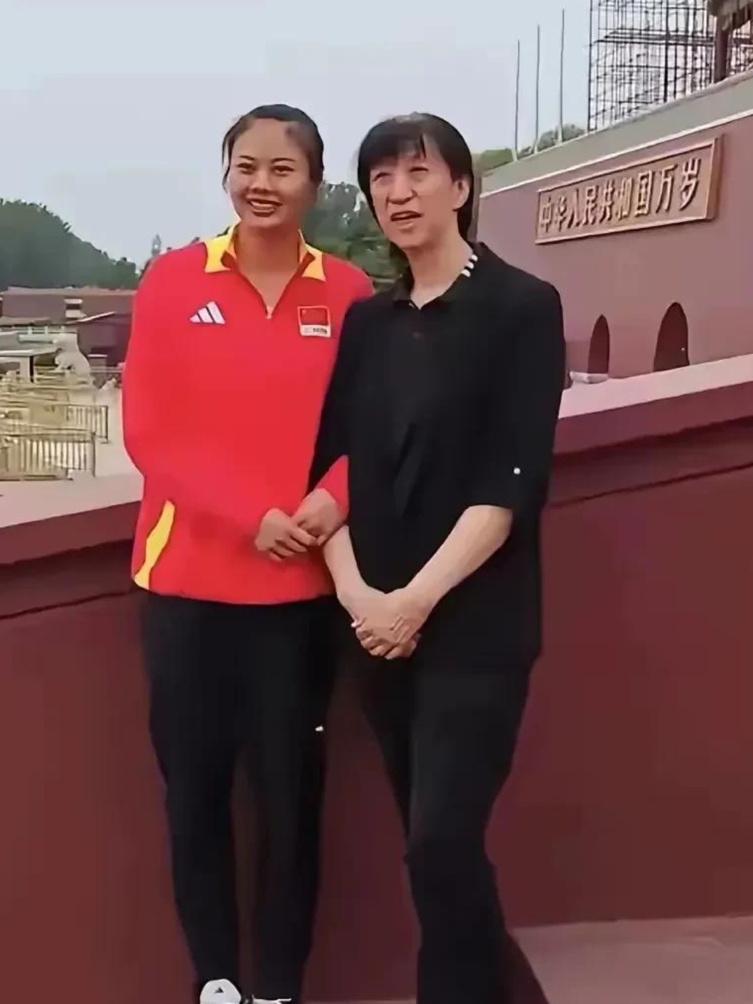 马龙技术犯规送分，中国女排主帅怒摔战术板！的简单介绍
